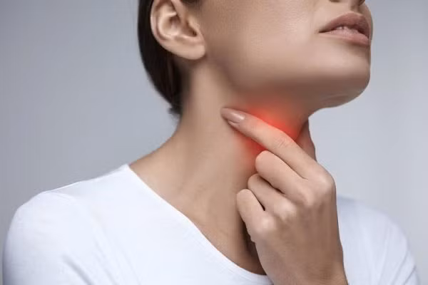 Không giống những cơn đau họng thông thường, đau họng do bệnh tim thường tức cổ, khó thở, cảm giác như bị dây siết vùng cổ.