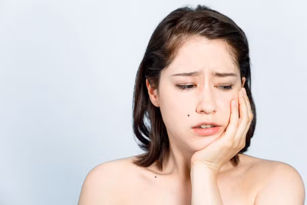 Khác với cơn đau do sâu răng, đau răng do tổn thương mạch máu không có điểm đau rõ ràng. Bệnh nhân có thể cảm thấy đau từ răng lan ra ngoài hoặc dọc theo hàm, đau tai. Nó kéo dài chừng 1 phút rồi nhanh chóng thuyên giảm. Đặc biệt, phạm vi đau của nó tương đối lớn – không xác định ở chiếc răng cụ thể và không thể thuyên giảm sau khi uống thuốc giảm đau.