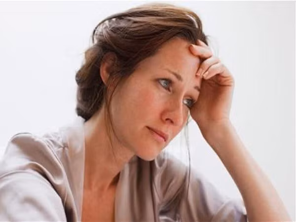 Phụ nữ sau mãn kinh có lượng nội tiết tố nữ estrogen suy giảm, khả năng điều hòa nội tiết tố nội tạng, khí sắc không thể như trước. Thời điểm sau mãn kinh, chị em dễ đối diện với các bệnh tim mạch hơn nên cũng cần đặc biệt chú ý.