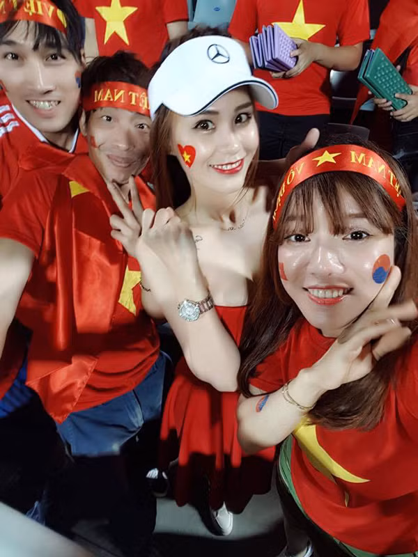 Bên cạnh những trận cầu nảy lửa, ngay cả trang phục cổ vũ bóng đá cũng là mối quan tâm của không ít người. Trong khi hầu hết mọi người đều lựa chọn quần áo phù hợp thì có không ít trường hợp bị chê trách vì lối ăn mặc phản cảm.