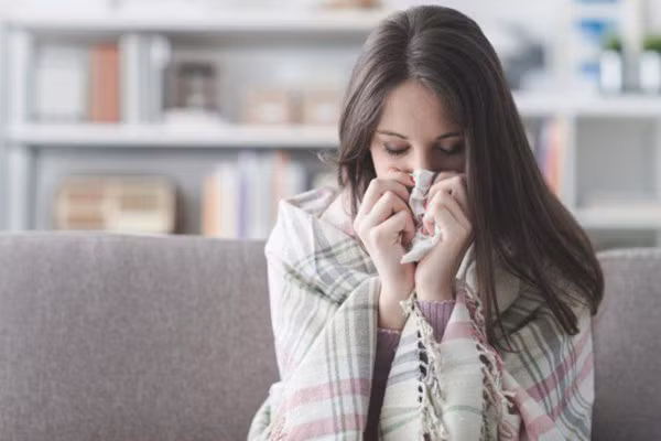 Cảm lạnh, viêm tai giữa và các bệnh khác có thể ảnh hưởng đến dây thần kinh mặt và gây liệt mặt. Đặc biệt, nhiệt độ thấp có mối liên quan đến tỷ lệc mắc virus herpes cao. Nói như vậy không có nghĩa là tất cả trường hợp liệt mặt đều do điều hòa.