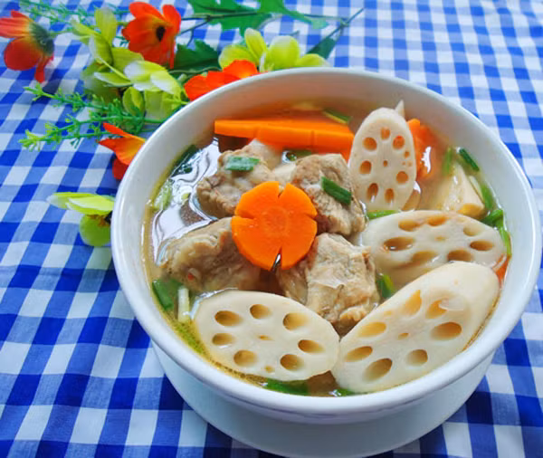 Củ sen là nguyên liệu rất được ưa chuộng trong các món salad. Ngoài ra, nó cũng có thể xào, luộc, nấu canh hoặc nhiều cách khác. Dù chế biến theo cách nào, củ sen đều chinh phục người ăn bởi cảm giác giòn tan sảng khoái, thanh mát.