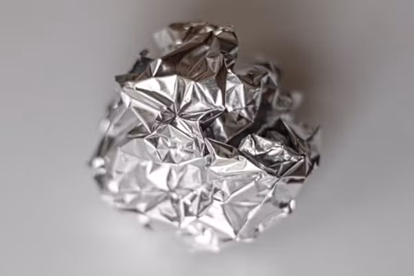Bên cạnh đó, bạn cũng có thể tận dụng lá nhôm mỏng để làm sạch vỉ nướng. Trường hợp sử dụng bàn chải kim loại, cố gắng thay mới chúng thường xuyên.