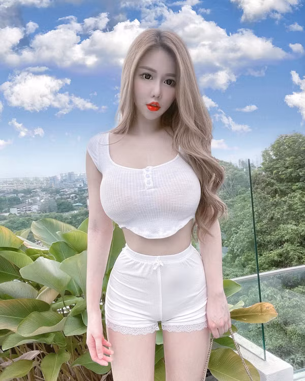 Mặc chiếc quần “tai tiếng”, Jenna còn liên tục tạo dáng khiêu khích ánh nhìn.