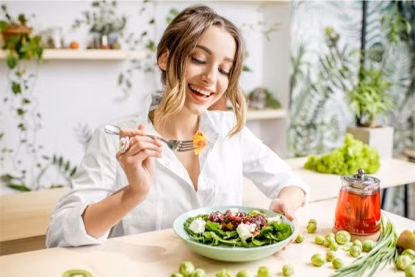 Nhai kỹ trước khi nuốt. Khi ăn, nhai kỹ giúp thực phẩm được nghiền nhỏ. Từ đó, giảm gánh nặng cho đường tiêu hóa, giảm nguy cơ ung thư ở bộ phận này.