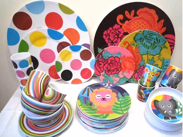 Nguyên nhân bởi bát đũa nhựa kém chất lượng có thể chứa melamine. Quá trình sử dụng, chúng sẽ giải phóng formaldehyde. Tình trạng giải phóng formaldehyde sẽ nghiêm trọng hơn khi dùng bát đĩa để đựng nước hoặc dầu nóng. Hấp thụ quá nhiều formaldehyde sẽ làm tăng nguy cơ ung thư.
