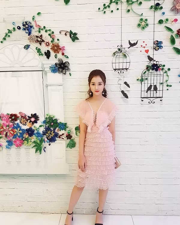 Muốn khoe khéo ưu điểm vòng 1, có rất nhiều trang phục để lựa chọn. Chỉ khi lên đồ 1 cách tinh tế mới không sa đà vào việc khoe thân gây nhức mắt. Ảnh: IGNV