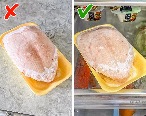 Rã đông thịt ở nhiệt độ phòng. Để rút ngắn thời gian, nhiều người có xu hướng rã đông thịt ở nhiệt độ phòng. Tuy nhiên cách làm này không được khuyến khích, khiến món ăn mất ngon, dễ biến chất. Điều này bắt nguồn từ việc nhiệt độ phòng là điều kiện lý tưởng cho vi khuẩn phát triển. Bạn cũng rất dễ bỏ lỡ thời điểm thịt bắt đầu hỏng vì bề ngoài rất khó nhận thấy.