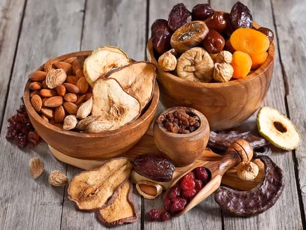 Dùng trực tiếp trái cây khô cho món bánh. Trái cây khô có thể ăn trực tiếp mà không cần ngâm. Vậy nhưng, nếu dùng chúng làm nguyên liệu cho các món nướng, salad thì bạn nên ngâm chúng trong nước ấm chừng 10-15 phút.