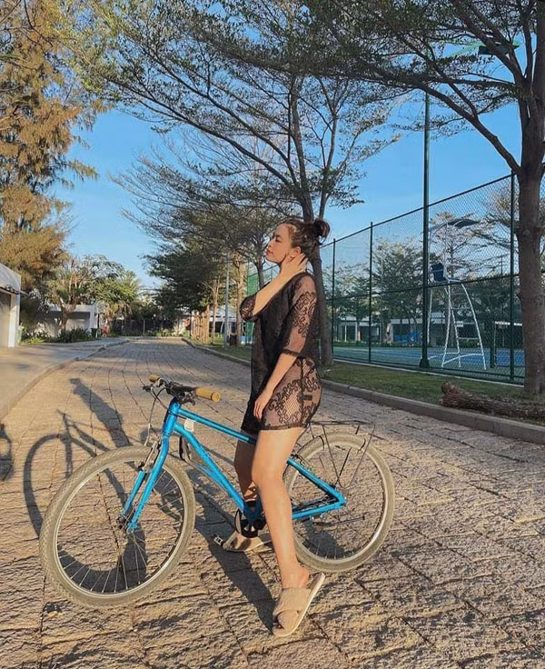 Hoàng Thùy Linh cũng có màn thả dáng với bikini khi đi xe đạp nhưng kín đáo hơn với chiếc áo ren oversize bên ngoài.