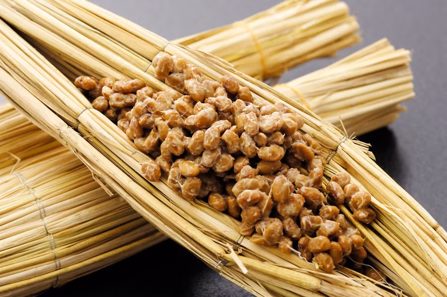 Nattō là một món ăn sáng truyền thống ở Nhật Bản, được làm từ đậu nành lên men.