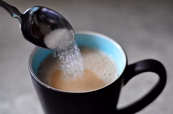 Cho nhiều đường vào cà phê. Cho đường vào cà phê là cách làm quen thuộc của nhiều người. Thật không may, thêm nhiều đường khiến lượng calo trong đồ uống tăng cao. Ăn nhiều đường rất bất lợi với người có vấn đề về đường huyết.