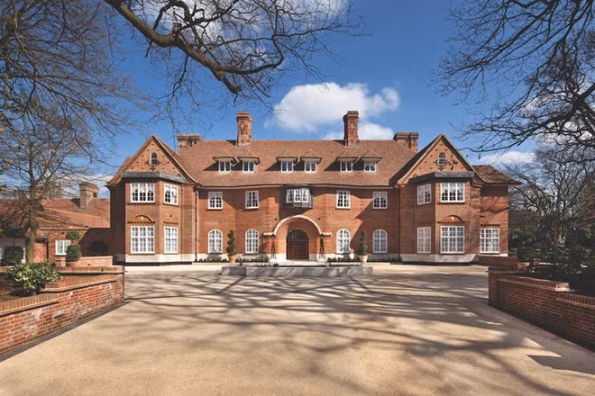 Biệt thự mà Justin Bieber này thuê có tên là Heath Hall, được xây vào năm 1910 và từng là nơi ở cho các nhân viên của chính phủ Trung Quốc. Năm 2012, biệt thự được rao bán với giá khoảng 158 triệu USD.