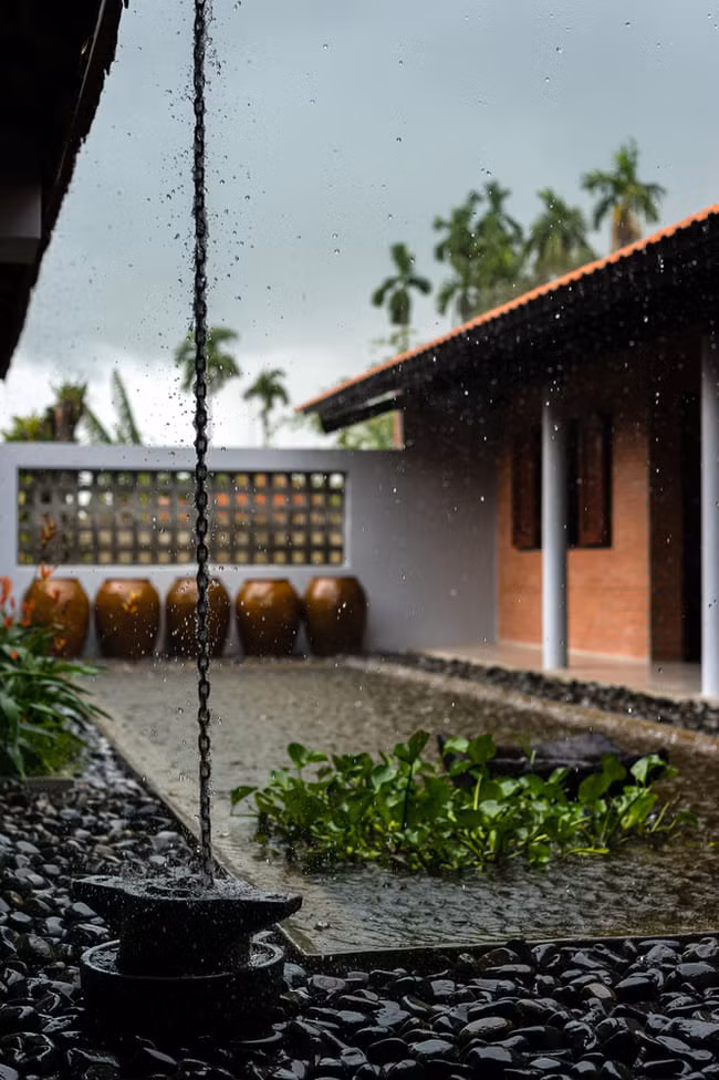 Khu vực này đang có tốc độ tăng dân số nhanh chóng, một phần do người dân thành thị muốn khám phá cuộc sống nông thôn và chạy trốn khỏi các thành phố bận rộn.