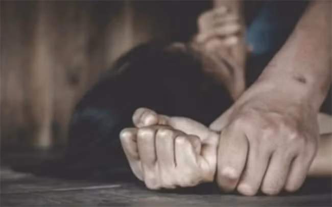 Sau khi thỏa mãn thú tính, sợ sự việc bị bại lộ, Hẻo đã xuống tay sát hại chị L. Gây án xong, Hẻo vác xác nạn nhân xuống khe suối cạn ở gần đó và dùng đá, lá cây, lấp lại. Trước khi bỏ đi đối tượng đã lấy đôi bông tai bằng vàng. Số tài sản chiếm đoạt được, Hẻo đem bán lấy tiền và dùng vào việc trả nợ, ăn tiêu. (Ảnh minh họa, nguồn internet)