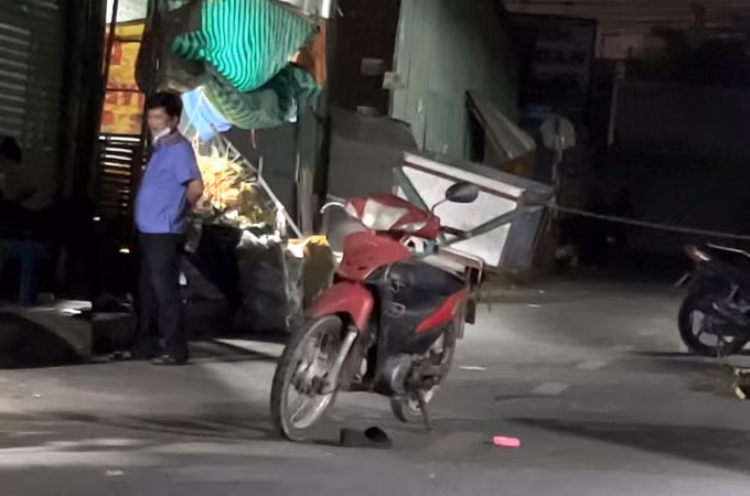 Trước tính chất đặc biệt nghiêm trọng của vụ án, nhiều điều tra viên và trinh sát giỏi của Công an TP Dĩ An và Phòng Cảnh sát hình sự (PC02, Công an Bình Dương) được điều xuống hiện trường khám nghiệm, thu thập thông tin, truy bắt hung thủ. (Hiện trường nơi xảy ra vụ án) 
