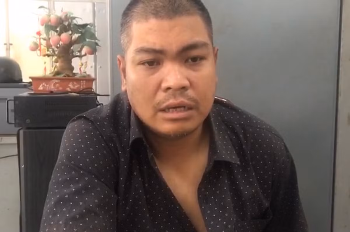 Làm việc với cảnh sát, Ân thừa nhận đã tạt axit chị L. Bốn tháng trước bạn gái Ân nợ chị này tiền mua thịt nên hai bên cãi vã. Lúc đó, chị L. đã có lời lẽ xúc phạm bạn gái và bản thân Ân. Ngoài ra, sau khi xảy ra mâu thuẫn, Ân thấy có tài khoản lạ đăng ảnh nhạy cảm của mình và bạn gái lên mạng, nghĩ chị này làm nên quyết tâm trả thù. Hắn lên mạng đặt mua axit. Chiều 25/2/2023, Ân mặc áo khoác, mang theo axit đến gần nhà chị L. chờ sẵn. Khi thấy chị này, hắn tạt thẳng vào mặt rồi rồ ga tẩu thoát. 