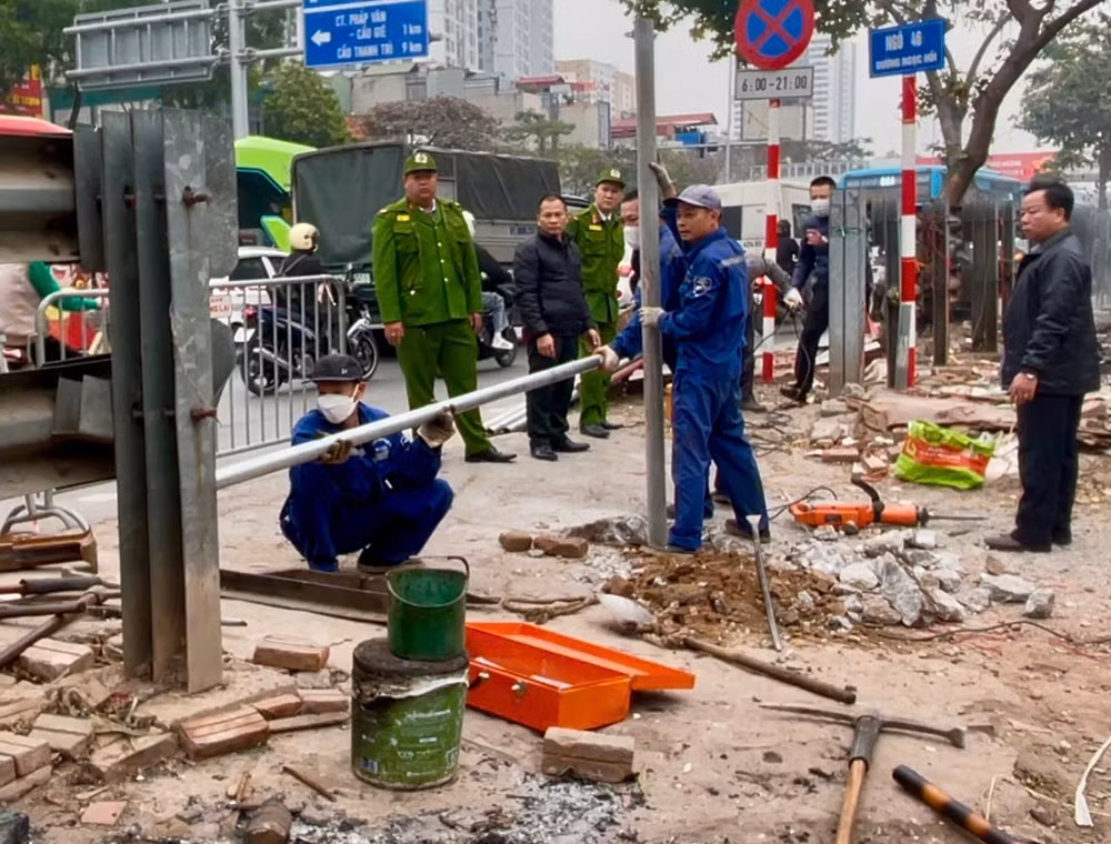 Ha Noi: Dong 4 loi di tu mo qua duong sat sau tai nan