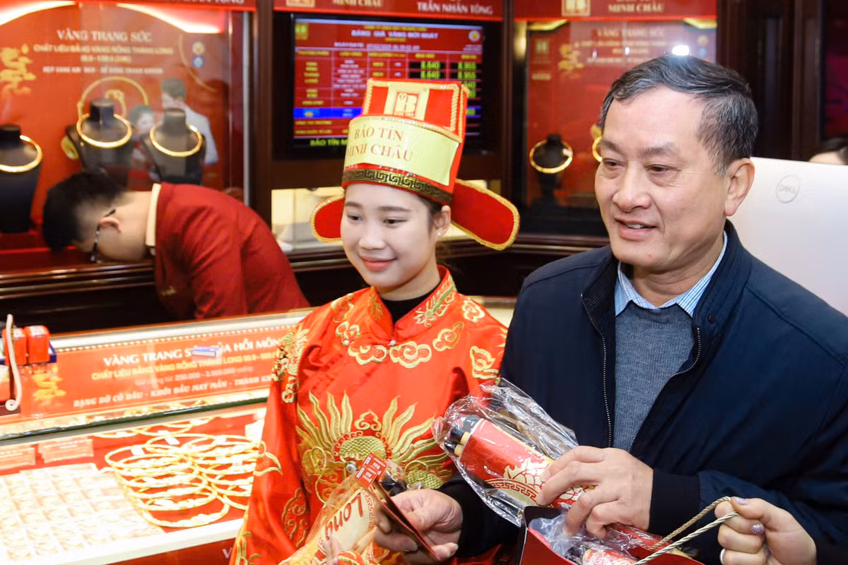 Ông Tô Hoàng Bình (quận Đống Đa) và số vàng mua được trong ngày Vía Thần tài năm nay. Ông Bình cho biết, đây là năm thứ 14 liên tiếp ông giữ thói quen đi mua vàng vào ngày Vía Thần tài.