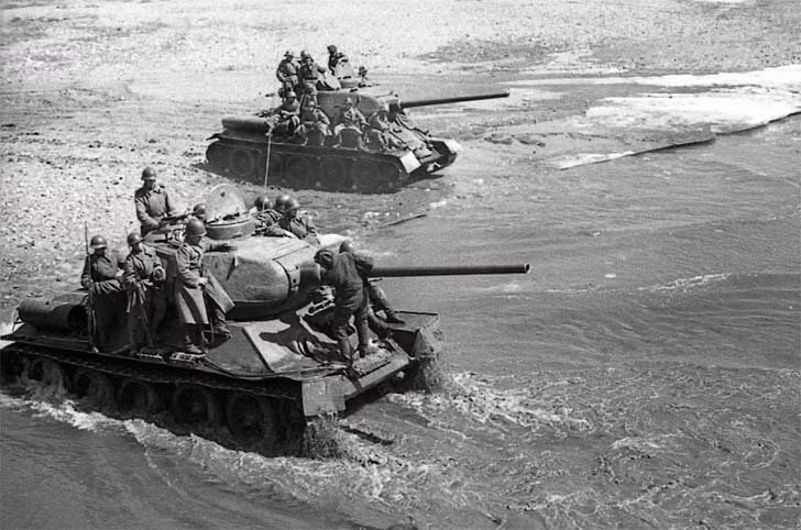 Ngày 5/8/1943, Belgorod được giải phóng. Ngày 23/8, Hồng quân tiến vào Kharkov, 15 sư đoàn phát xít bị tiêu diệt. Hồng quân đẩy lùi quân phát xít sâu 140km và mở rộng dải tiến công đến 300km, tạo điều kiện thuận lợi để giải phóng mạn bờ trái sông Dnieper của Ukraine. Nguồn ảnh: History.
