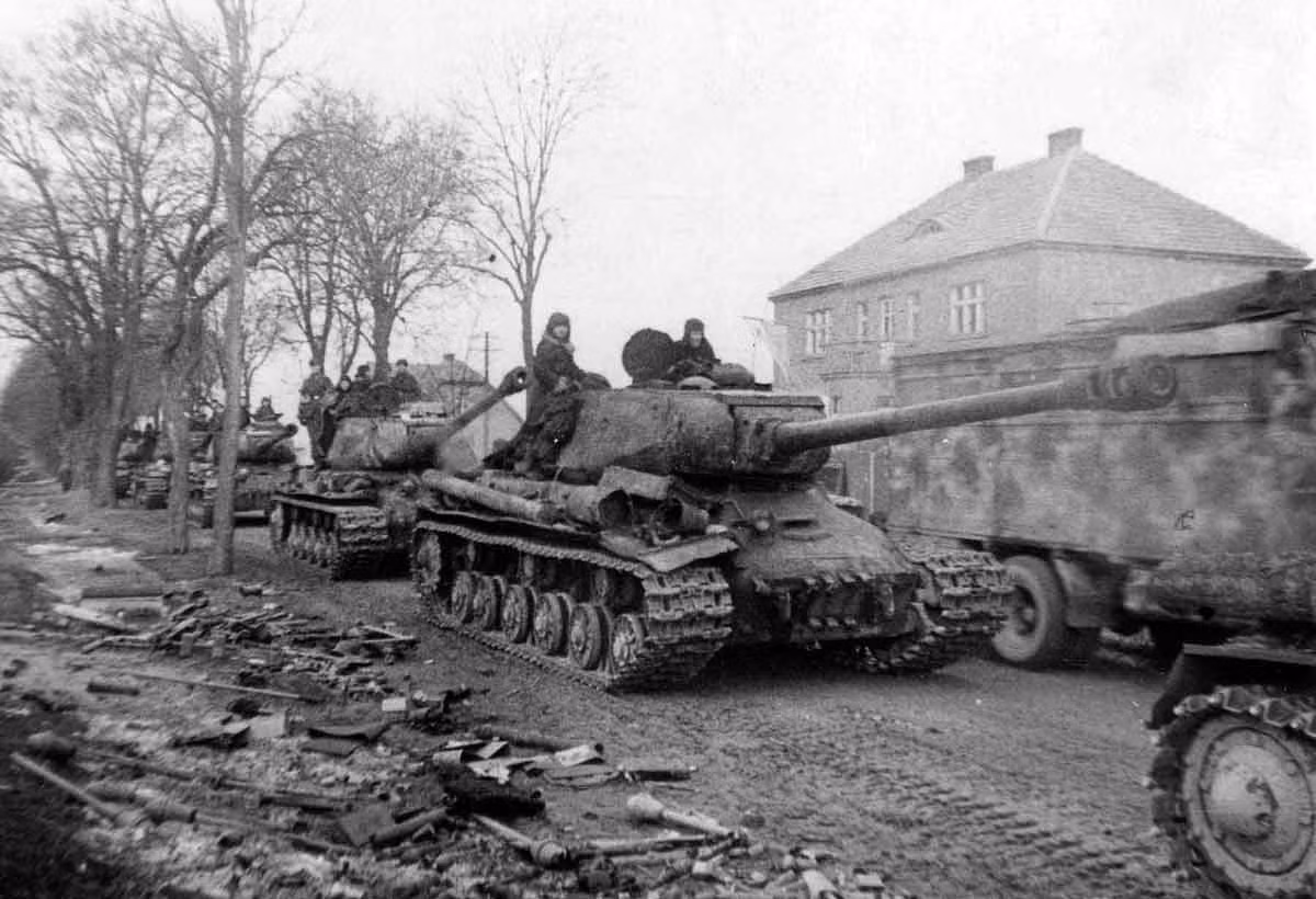 Từ ngày 3 - 23/8/1943 diễn ra chiến dịch Belgorod – Kharkov, chiến dịch cuối cùng của giai đoạn 2 và của cả trận Kursk. Quân Đức dựa vào tuyến phòng thủ xây dựng sẵn, sâu đến 90km, chống trả quyết liệt. Nhưng ngay trong ngày đầu tiên, dải phòng ngự chiến thuật của chúng đã bị xuyên thủng.
