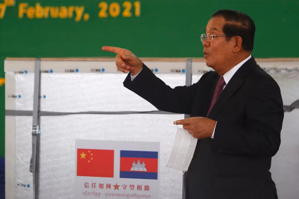 Sau đó, Thủ tướng Hun Sen đã ra lệnh loại bỏ hoặc đưa vào niêm cất các vũ khí của Mỹ, với lý do những vũ khí này không mang lại hiệu quả chiến đấu cho quân đội Campuchia và vì những ràng buộc quan trọng liên quan đến việc mua bán vũ khí, làm suy yếu tính độc lập của khách hàng trong việc bảo vệ đất nước.
