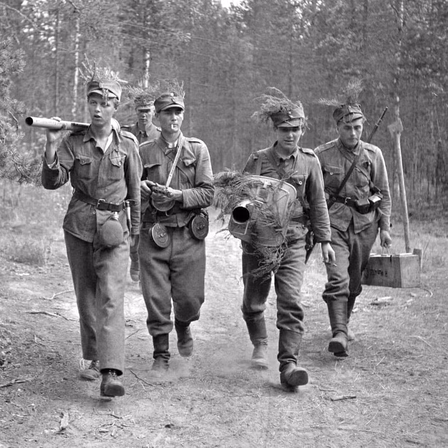 Tháng 3/1945, Lauri Törni vượt biên sang Đức và gia nhập lực lượng Waffen-SS. Người Đức phong quân hàm Đại uý SS cho Lauri Törni. Lauri Törni tham gia phục vụ lực lượng Sonderkommando Nord và chiến đấu chống lại Hồng Quân tại Schwerin. Tới tháng 5/1945, Lauri Törni và các chiến hữu bỏ trốn sang phía Tây để đầu hàng quân Anh, tránh việc bị rơi vào tay Liên Xô.