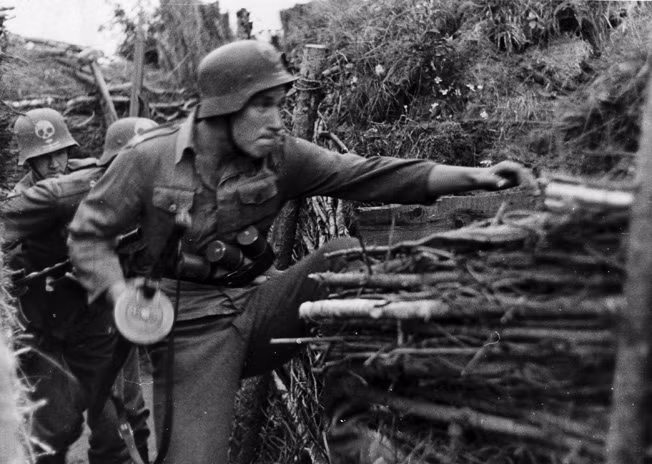 Ngày 09/07/1944, Lauri Törni được trao Huân chương Thập tự Mannerheim. Phía Liên Xô cũng trao phần thưởng tương đương 300.000 Marks Phần Lan cho “cái đầu” của Lauri Törni.