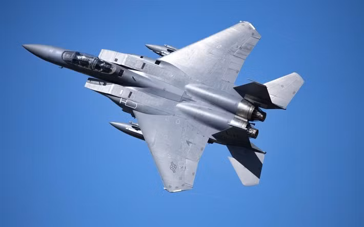 Tiếp theo là khả năng chiến đấu trong tầm nhìn. Tiêm kích F-15 không hề lép vế khi nói đến khả năng cơ động. Trên thực tế, nó là một trong những thiết kế đầu tiên chứng minh rằng một chiến đấu cơ hạng nặng vẫn có thể thực hiện những pha "bẻ cua" gọn gàng, tiết kiệm năng lượng và tăng tốc ấn tượng nhờ tải trọng cánh thấp và tỉ lệ lực đẩy so với trọng lượng cao.