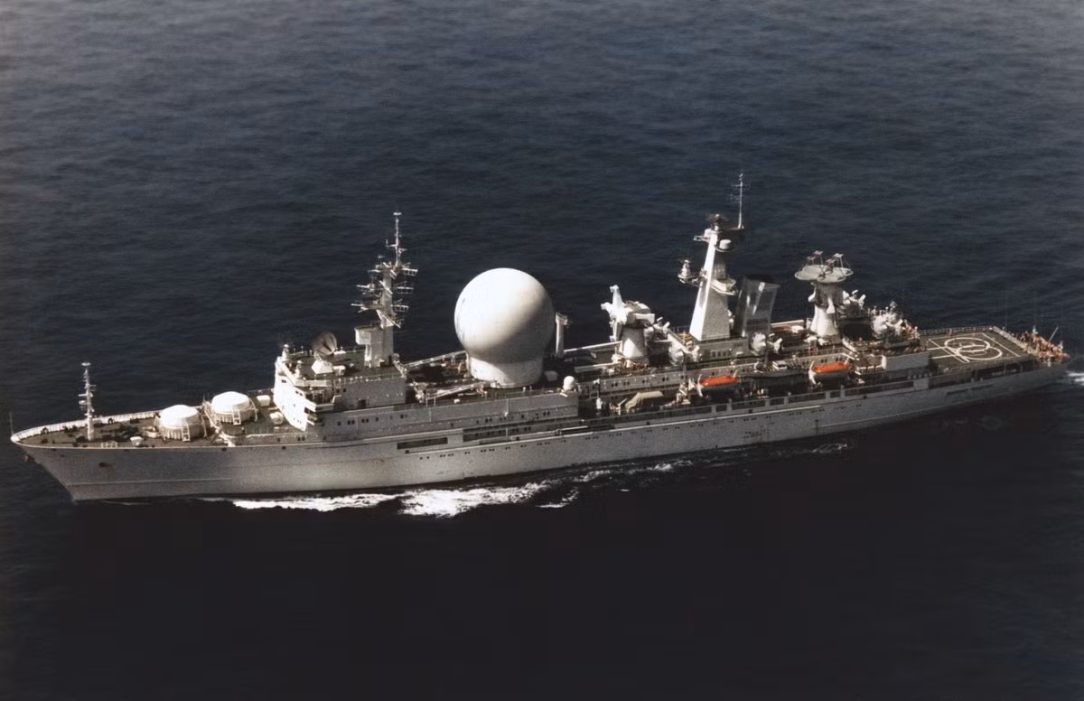 Tàu “Nguyên soái Krylov” được bắt đầu đóng từ năm 1982 ở nhà máy đóng tàu Leningrad và hạ thuỷ năm 1987, đến năm 1990 nó được đưa vào sử dụng. Đáng chú ý là từ biển Baltic đến Thái Bình Dương, tàu đã đi qua kênh đào Suez, chứ không theo lối Bắc Băng Dương.