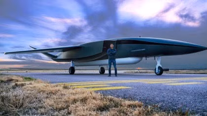 Mỗi chiếc UAV Arrow dự kiến trị giá từ 9-16 triệu USD, tùy theo ứng dụng, mức giá này được xem là “khá thấp” và công ty đã được đặt hàng trước 100 chiếc. Kelly Aerospace cho biết chương trình thu hút sự quan tâm lớn với đề nghị từ nhiều nước khác.
