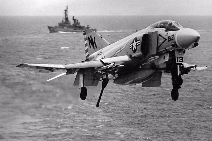 Theo thống kê của quân đội Mỹ trong cuộc chiến tranh ở Việt Nam, dù là tên lửa "AIM-9 Sidewinder" được dẫn đường bằng tia hồng ngoại hay "AIM-7 Sparrow" dẫn đường bằng radar bán chủ động, thì kết quả đều rất đáng buồn với tỷ lệ mười tên lửa phóng ra thì chỉ có một tên lửa trúng đích.