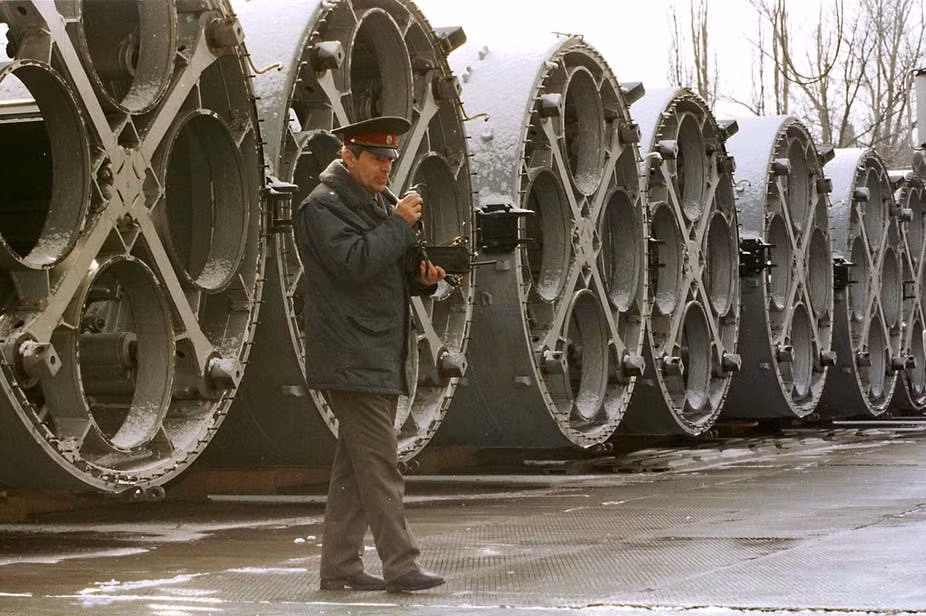 Hầu hết các nước thuộc Cộng hòa hậu Xô Viết đều gặp nhiều khó khăn kinh tế, nên không muốn giữ lại số vũ khí này, mà nếu muốn cũng không đủ sức. Điều này đặt ra một mối nguy hiện hữu, các vũ khí nguy hiểm không được kiểm soát có thể rơi vào tay những kẻ tội phạm, những kẻ khủng bố hoặc chỉ cần một nhà kho cũ nát xảy ra sự cố là cũng đủ thành thảm họa.