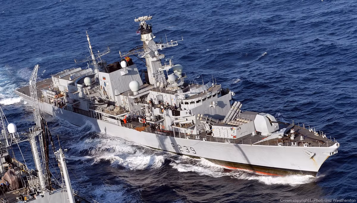 Nhiệm vụ đầu tiên của tàu HMS Richmond được triển khai là vào năm 1997, con tàu tới vùng Viễn Đông và thăm cảng Vladivostok, một căn cứ hải quân quan trọng của Nga. Với chuyến đi này, Richmond đã trở thành tàu Hải quân Anh đầu tiên đến thăm Vladivostok trong hơn 100 năm qua.