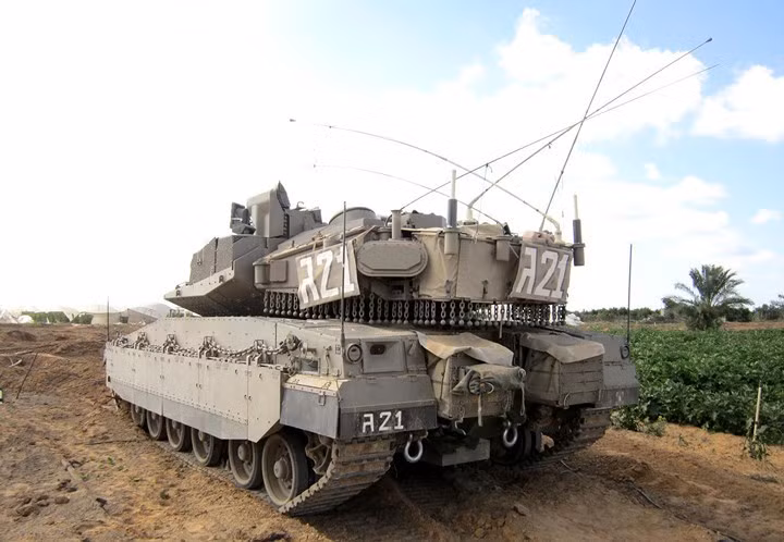 Như vậy, tới xe tăng Merkava Mk3 và Mk4, giáp xe đã khá tốt, nhưng xe đã quá nặng. Xe nặng vì thân xe cao hơn các xe khác do đặt động cơ lên đầu. Xe nặng vì phải mang nhiều giáp phức hợp hơn các xe khác để bảo vệ 2 bên tháp pháo và 2 bên thân.