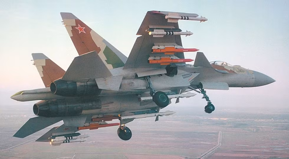 Hiện F-15 được trang bị tên lửa không đối không tầm xa, dẫn đường bằng radar AIM-120D (tầm bắn 160 km) còn Su-35 mang tên lửa K-77M có tầm bắn lên đến 200 km. Các tên lửa này về cơ bản thuộc cùng một lớp nhưng có thể thấy tên lửa Nga đang chiếm ưu thế về mặt phạm vi hoạt động.