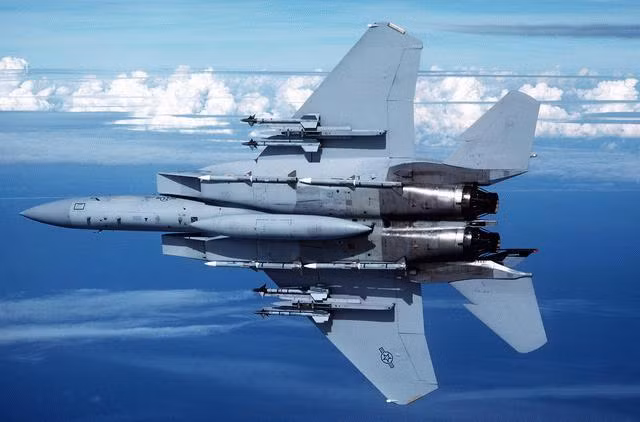 Tập đoàn Boeing đang đề nghị nâng cấp F-15 với các giá treo giúp tăng gấp đôi số "điểm cứng" của F-15 lên 16. Điều này sẽ cho phép F-15 được triển khai phía sau để bắn vào các mục tiêu do đội tiên phong F-22 đánh dấu. Tuy nhiên, vào thời điểm hiện tại, kế hoạch này vẫn chưa khả thi.