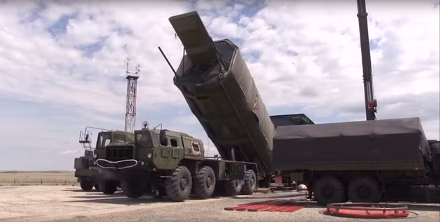 Ngày 27/12/2019, trung đoàn tên lửa đầu tiên trang bị Avangard chính thức được đưa vào thực hiện nhiệm vụ sẵn sàng chiến đấu. Avangard có tầm hoạt động hơn 6.000 km, nặng khoảng 2.000 kg và có thể mang theo đầu đạn hạt nhân. Một báo cáo của TASS nói rằng sức công phá của đầu đạn hạt nhân Avangard là "hơn 2 megaton".