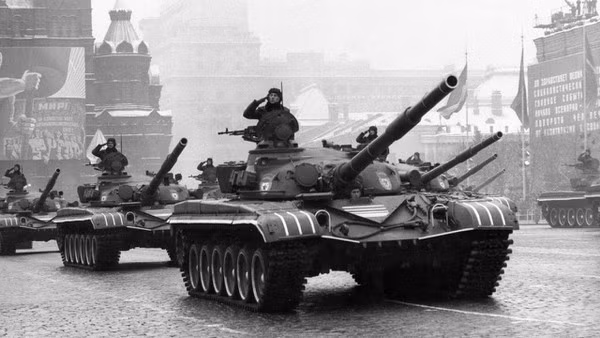 Còn đối với xe tăng T-72, đây là xe tăng thế hệ thứ ba do Liên Xô thiết kế sau chiến tranh và hiệu suất của nó được quân đội Liên Xô đánh giá cao. Tuy nhiên, những nhược điểm chết người của xe tăng cũng rất rõ ràng như xe thiếu hệ thống kiểm soát bắn tinh vi, dẫn đến độ chính xác khi bắn của xe tăng không tốt bằng xe tăng T80, T62.