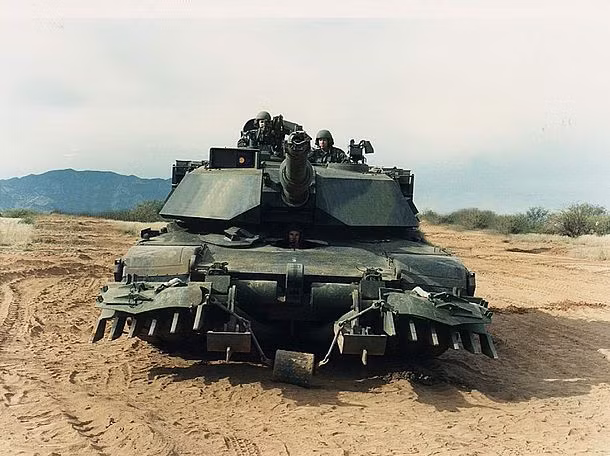 Các xe tăng chủ lực M1 (phiên bản M1A1, M1A2) đã được sử dụng trong 2 cuộc chiến tranh vùng Vịnh, một số cuộc xung đột khác ở Trung Đông và được xuất khẩu sang nhiều nước khác. Trên cơ sở M1, Mỹ đã sản xuất xe bắc cầu hạng nặng HAB, xe tăng phá mìn TMMCR, xe sửa chữa, cứu kéo ARV-90.