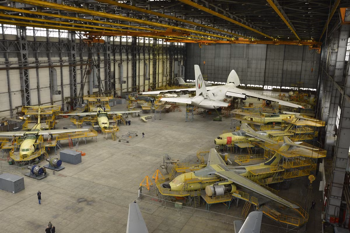 Bên cạnh đó, tập đoàn Antonov và nhà máy máy bay Kiev, một số xí nghiệp phức hợp quân sự-công nghiệp vẫn ở Ukraine, sản xuất tên lửa máy bay, động cơ và các thiết bị khác nhau. Tuy nhiên, không có doanh nghiệp nào sản xuất máy bay chiến đấu và trực thăng.