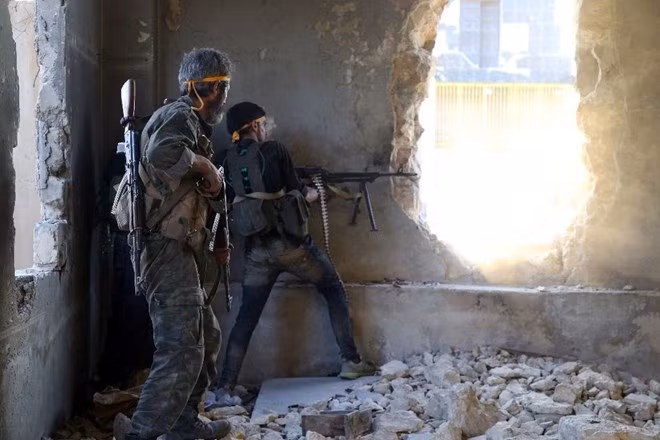 Aleppo - thành phố lớn nhất của Syria cũng bị chiếm giữ bởi các chiến binh cực đoan. Ngoài một số vùng sa mạc, chỉ còn một vài thành phố lớn do quân chính phủ kiểm soát.