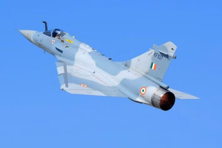 Tiếp theo là tiêm kích Mirage 2000, đây là loại máy bay chiến đấu một động cơ và là máy bay chiến đấu đa năng có xuất xứ từ Pháp. Chi phí vận hành khoảng 2.700 USD cho mỗi giờ bay. Một số nguồn tin khác báo giá lên đến là 3.700 USD.