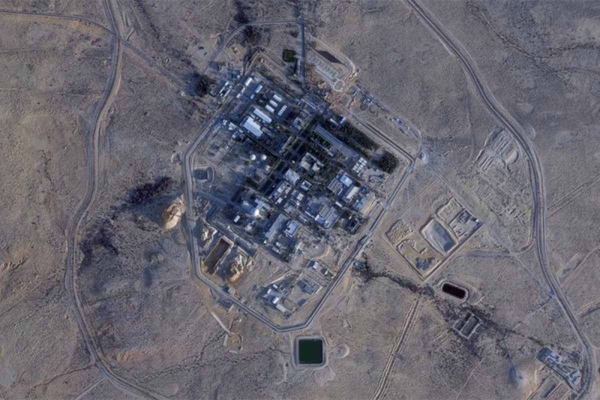 Israel (cùng với Ấn Độ, Triều Tiên, Pakistan và Nam Sudan) là một trong năm nước không ký kết Hiệp ước Không phổ biến Vũ khí Hạt nhân, mặc dù nước này đã cho các đoàn thanh tra của Mỹ vào kiểm tra từ tháng 1/1965 và với các cuộc thanh tra tiếp tục cho đến năm 1969.