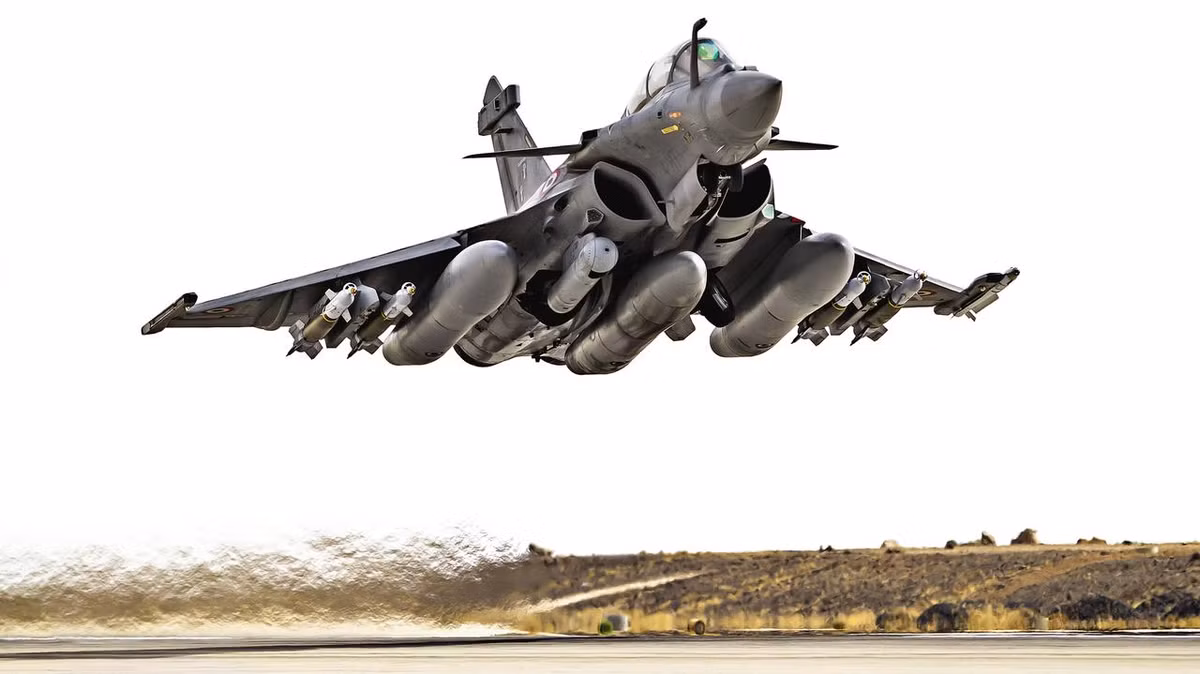 Rafale đã được thiết kế để thực hiện đầy đủ các nhiệm vụ của một máy bay chiến đấu như đánh chặn và không chiến với súng 30 mm, tên lửa Mica IR/EM và tên lửa Meteor. Hỗ trợ lực lượng mặt đất bằng hỏa lực súng 30 mm, bom dẫn đường bằng laser GBU và bom dẫn đường GPS AASM.
