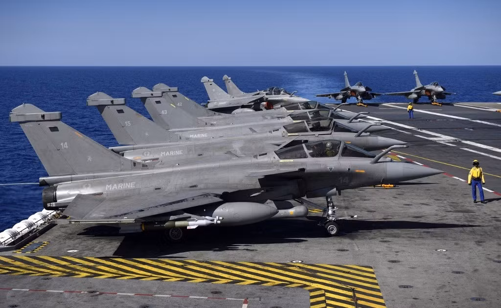 Rafale là chiếc máy bay hoàn toàn "toàn năng" duy nhất trên thế giới, có thể hoạt động từ các căn cứ trên bộ cho đến tàu sân bay, có khả năng tải trọng nặng gấp 1,5 lần trọng lượng của nó.