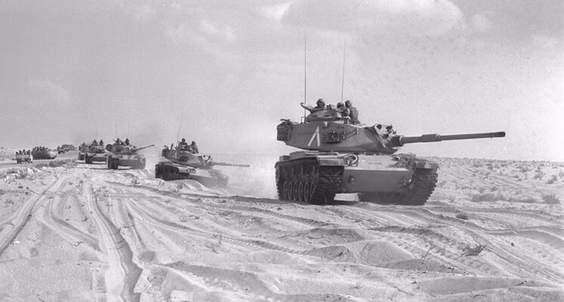 Học thuyết quân sự của Israel đề cao sự chủ động trên chiến trường và thực hiện các cuộc tiến công chớp nhoáng, điều này có thể thấy trong các cuộc chiến của họ trong thập niên 50, 60, 70 như chiến tranh kênh đào Suez, Yom Kippur.