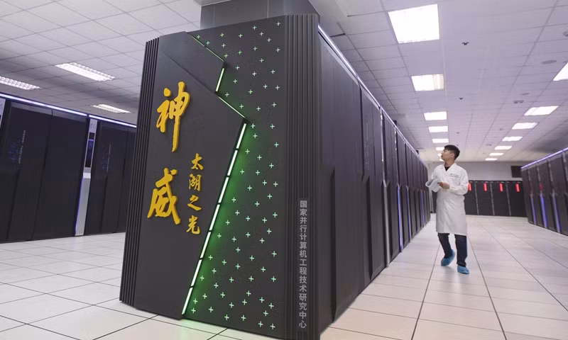 Các nhà phân tích cho hay, chiếc máy tính trên được trang bị những con chip do công ty Trung Quốc có tên là Phytium Technology thiết kế. Những con chip này sử dụng phần mềm của Mỹ và được chế tạo tại nhà máy sản xuất chip tiên tiến nhất thế giới ở Ðài Loan.