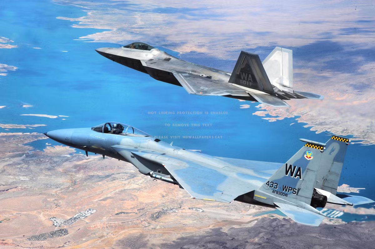 Các chuyên gia cho biết F-22 Raptor thể hiện sự xuất sắc trong việc chiến đấu ngoài tầm nhìn với tốc độ và độ cao lớn, nó có radar công nghệ cao và tên lửa tầm xa.