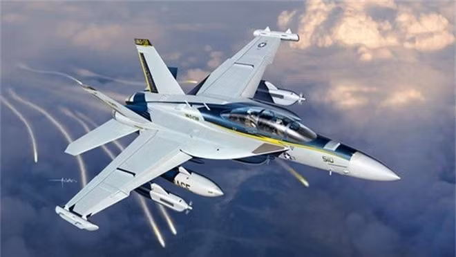 Trong trận chiến đó, một chiếc máy bay phản lực F/A 18G Growler của Hải quân Mỹ được thiết kế để gây nhiễu radar của F-22 và nhờ vậy chiếc F-16 cũ kỹ đã làm nên kỳ tích bắn hạ F-22.
